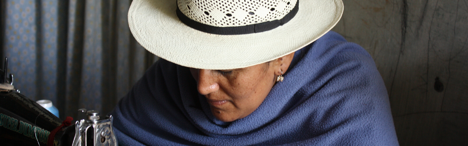 Equateur :  La presse à chapeaux est installée ! Double Sens