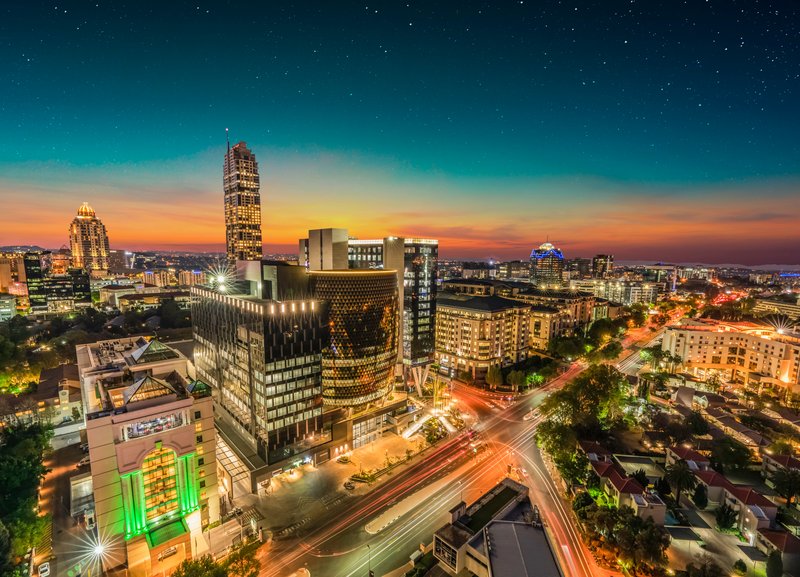 Ville de Sandton illuminée la nuit à Gauteng Johannesburg Afrique du Sud                                                        🗺️