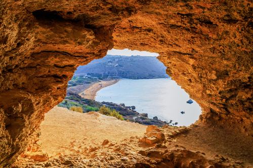 Gozo Malte. Grotte de Mixta donnant sur la baie de Ramla.